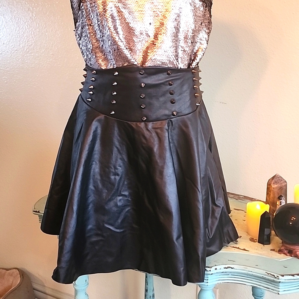 SZ 8 Blk faux leather skater skirt.
